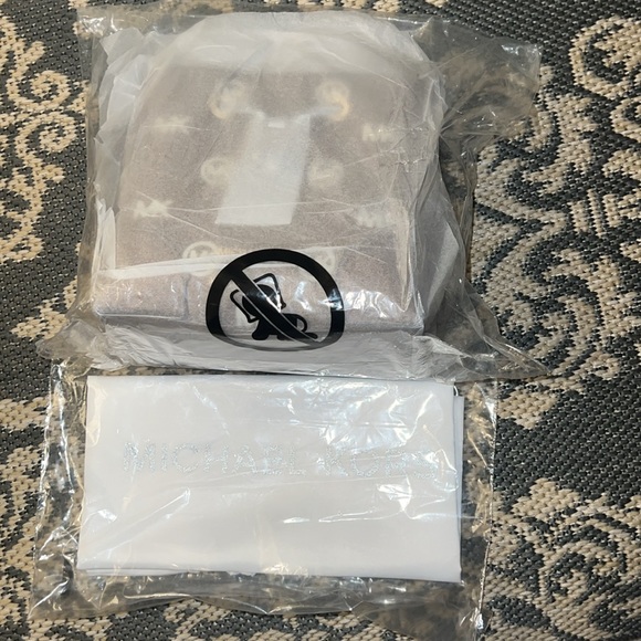 New w/Tags & Dust bag Michael Kors Mercer Small Logo Embossed Leather Bucket Bag - Picture 5 of 9